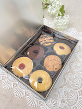 画像をギャラリービューアに読み込む, 再入荷ご予約受付中【新品/クッキー入り】ブック型 お菓子缶(ポット&カップ柄)