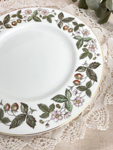 画像をギャラリービューアに読み込む, レア!【ウェッジウッド ストロベリーヒル 】【黒壺】 24cmプレート / 27cmプレート