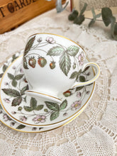 画像をギャラリービューアに読み込む, レア!【ウェッジウッド  ストロベリーヒル 】【黒壺】 3点セット(カップ1個、ソーサー1枚、小皿1枚) /  ミルクジャグ