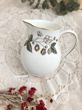 画像をギャラリービューアに読み込む, レア!【ウェッジウッド  ストロベリーヒル 】【黒壺】 3点セット(カップ1個、ソーサー1枚、小皿1枚) /  ミルクジャグ