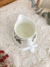 画像をギャラリービューアに読み込む, レア!【ウェッジウッド  ストロベリーヒル 】【黒壺】 3点セット(カップ1個、ソーサー1枚、小皿1枚) /  ミルクジャグ