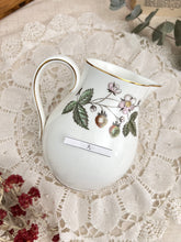 画像をギャラリービューアに読み込む, レア!【ウェッジウッド  ストロベリーヒル 】【黒壺】 3点セット(カップ1個、ソーサー1枚、小皿1枚) /  ミルクジャグ