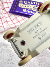画像をギャラリービューアに読み込む, 【Cadbury】 ブリキのミニカー 英国製
