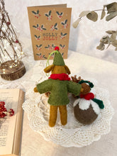 画像をギャラリービューアに読み込む, 【クリスマスプディング】 羊毛オーナメント エルフ姿でクリスマスプディングを持つワンコ
