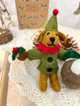 画像をギャラリービューアに読み込む, 【クリスマスプディング】 羊毛オーナメント エルフ姿でクリスマスプディングを持つワンコ