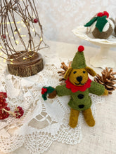 画像をギャラリービューアに読み込む, 【クリスマスプディング】 羊毛オーナメント エルフ姿でクリスマスプディングを持つワンコ