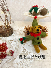 画像をギャラリービューアに読み込む, 【クリスマスプディング】 羊毛オーナメント エルフ姿でクリスマスプディングを持つワンコ