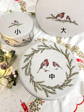 画像をギャラリービューアに読み込む, 【クリスマス ロビン】新品 現行品 ケーキ缶(丸型)