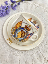 画像をギャラリービューアに読み込む, レア! エリザベス女王 コロネーション記念 3点セット(カップ1個、ソーサー1枚、小皿1枚)