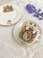 画像をギャラリービューアに読み込む, レア! エリザベス女王 コロネーション記念 3点セット(カップ1個、ソーサー1枚、小皿1枚)