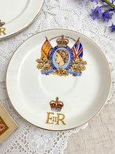 画像をギャラリービューアに読み込む, レア! エリザベス女王 コロネーション記念 3点セット(カップ1個、ソーサー1枚、小皿1枚)
