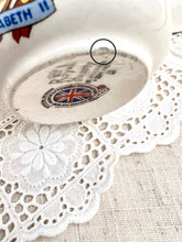 画像をギャラリービューアに読み込む, レア! エリザベス女王 コロネーション記念 3点セット(カップ1個、ソーサー1枚、小皿1枚)