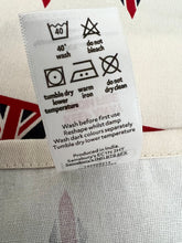 画像をギャラリービューアに読み込む, 【チャールズ国王 戴冠式】セインズベリーズ 限定 ティータオル2枚組(ユニオンジャック+バンティング旗柄)