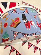 画像をギャラリービューアに読み込む, 【チャールズ国王 戴冠式】セインズベリーズ 限定缶 Cake Tin