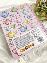 画像をギャラリービューアに読み込む, 【新品/クッキー入り】ブック型 お菓子缶(ポット&カップ柄) ピンク