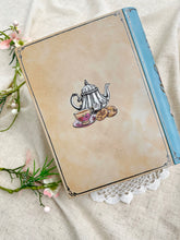 画像をギャラリービューアに読み込む, ブック型 ヴィンテージ お菓子缶(クッキー柄)