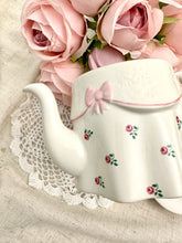 画像をギャラリービューアに読み込む, 【プライス&ケンジントン】ティーセットが乗ったティーポット