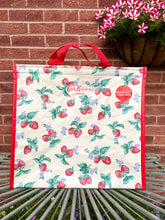 画像をギャラリービューアに読み込む, 【テスコxキャスキッドソン】新品 いちご柄 クーラーバッグ 大/小