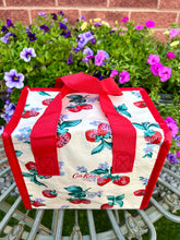 画像をギャラリービューアに読み込む, 【テスコxキャスキッドソン】新品 いちご柄 クーラーバッグ 大/小