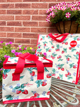 画像をギャラリービューアに読み込む, 【テスコxキャスキッドソン】新品 いちご柄 クーラーバッグ 大/小