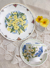 画像をギャラリービューアに読み込む, レア!【ロイヤルアルバート プリムローズxすずらんx勿忘草】 3点セット(カップ1個、ソーサー1枚、クイーンマザー 記念プレート1枚)