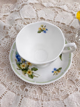 画像をギャラリービューアに読み込む, レア!【ロイヤルアルバート プリムローズxすずらんx勿忘草】 3点セット(カップ1個、ソーサー1枚、クイーンマザー 記念プレート1枚)