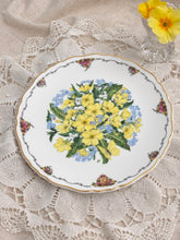 画像をギャラリービューアに読み込む, レア!【ロイヤルアルバート プリムローズxすずらんx勿忘草】 3点セット(カップ1個、ソーサー1枚、クイーンマザー 記念プレート1枚)