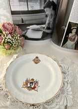 画像をギャラリービューアに読み込む, レア! エリザベス女王 コロネーション記念 3点セット(カップ1個、ソーサー1枚、小皿1枚)