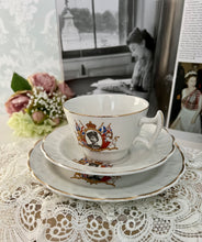 画像をギャラリービューアに読み込む, レア! エリザベス女王 コロネーション記念 3点セット(カップ1個、ソーサー1枚、小皿1枚)