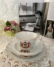 画像をギャラリービューアに読み込む, レア! エリザベス女王 コロネーション記念 3点セット(カップ1個、ソーサー1枚、小皿1枚)