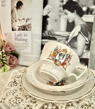 画像をギャラリービューアに読み込む, レア! エリザベス女王 コロネーション記念 3点セット(カップ1個、ソーサー1枚、小皿1枚)