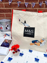 画像をギャラリービューアに読み込む, プラチナジュビリー Marks&Spenser エコバッグ コーギーとセルフィーを撮る鳩