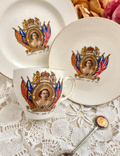 画像をギャラリービューアに読み込む, レア! エリザベス女王 コロネーション記念 3点セット(カップ1個、ソーサー1枚、小皿1枚)