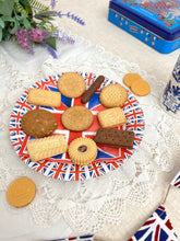 画像をギャラリービューアに読み込む, 【チャールズ国王 戴冠式】限定 マクヴィティーズ ビスケット缶