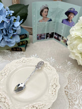 画像をギャラリービューアに読み込む, エリザベス女王 ライオンの彫刻 記念スプーン