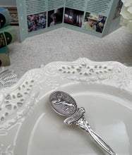 画像をギャラリービューアに読み込む, エリザベス女王 ライオンの彫刻 記念スプーン