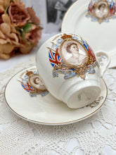 画像をギャラリービューアに読み込む, レア! エリザベス女王 コロネーション記念 3点セット(カップ1個、ソーサー1枚、小皿1枚)