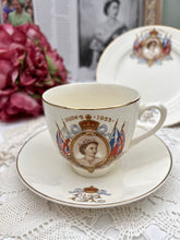 画像をギャラリービューアに読み込む, レア! エリザベス女王 コロネーション記念 3点セット(カップ1個、ソーサー1枚、小皿1枚)