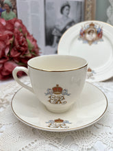 画像をギャラリービューアに読み込む, レア! エリザベス女王 コロネーション記念 3点セット(カップ1個、ソーサー1枚、小皿1枚)