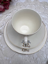 画像をギャラリービューアに読み込む, レア! エリザベス女王 コロネーション記念 3点セット(カップ1個、ソーサー1枚、小皿1枚)