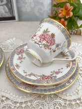 画像をギャラリービューアに読み込む, 【エリザベス女王とパディントンお茶会のスケッチで使用されたロイヤルドルトン】3点セット(カップ1個、ソーサー1枚、小皿1枚) / 2段スタンド