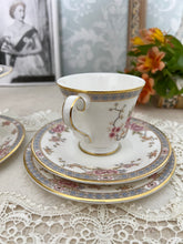 画像をギャラリービューアに読み込む, 【エリザベス女王とパディントンお茶会のスケッチで使用されたロイヤルドルトン】3点セット(カップ1個、ソーサー1枚、小皿1枚) / 2段スタンド