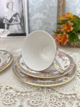 画像をギャラリービューアに読み込む, 【エリザベス女王とパディントンお茶会のスケッチで使用されたロイヤルドルトン】3点セット(カップ1個、ソーサー1枚、小皿1枚) / 2段スタンド