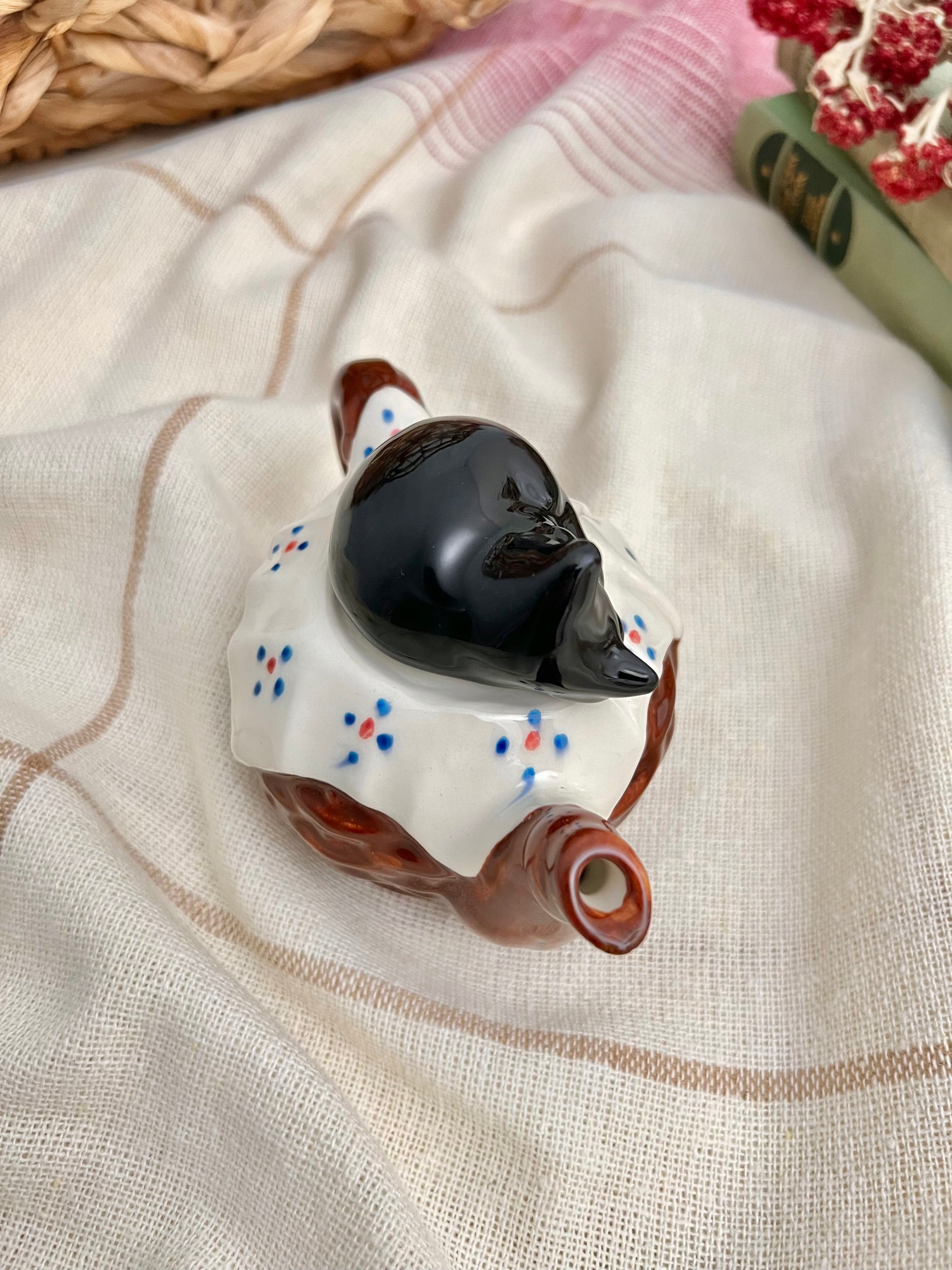 トニーカーター】くろねこが乗ったティーポット – caronrose