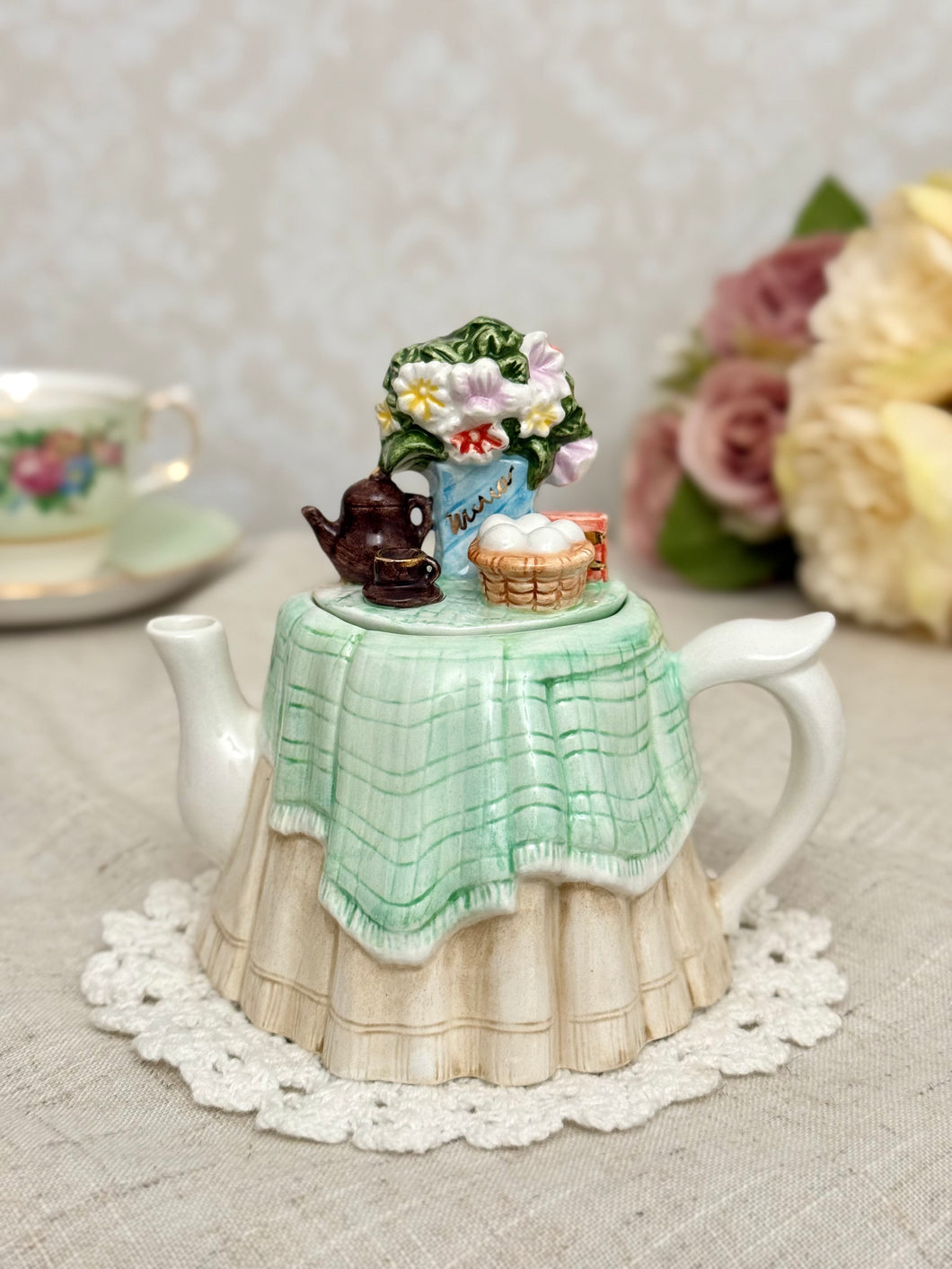 【ウィッタード Whittard】ティーセットとお花が乗ったティーポット