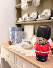 画像をギャラリービューアに読み込む, 【M＆S】新品　スペンサーベア　衛兵　お菓子缶
