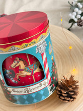 画像をギャラリービューアに読み込む, 【セインズベリーズ】ヴィンテージ　クリスマス限定　回転木馬　オルゴール缶
