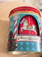 画像をギャラリービューアに読み込む, 【セインズベリーズ】ヴィンテージ　クリスマス限定　回転木馬　オルゴール缶
