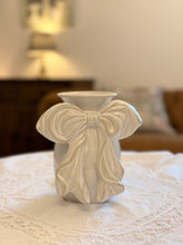 画像をギャラリービューアに読み込む, 【M＆S】リボンモチーフ　花瓶　小
