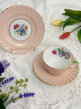 画像をギャラリービューアに読み込む, レア！【エインズレイ】2段アフタヌーンティースタンド / 3点セット(カップ1個、ソーサー1枚、小皿1枚) /  21cmプレート
